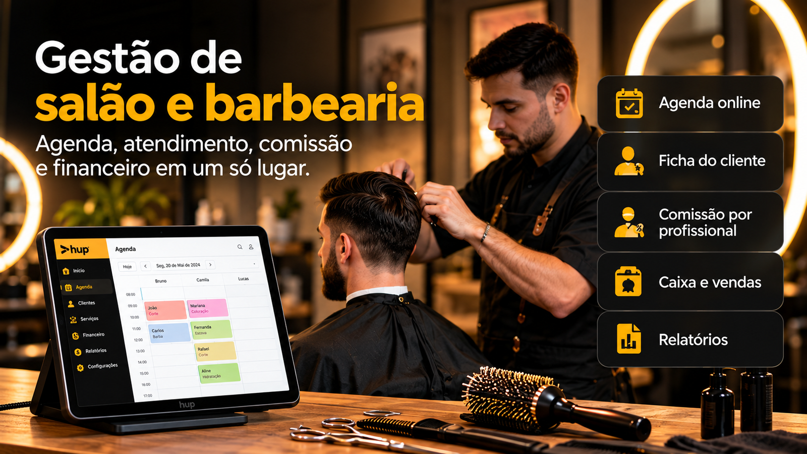Barbeiro atendendo cliente com agenda Hup no tablet e recursos de gestão de salão